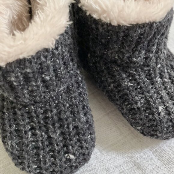 2/$20 Unisex Baby Gap Winter Booties 0-3M - Picture 2 of 7
